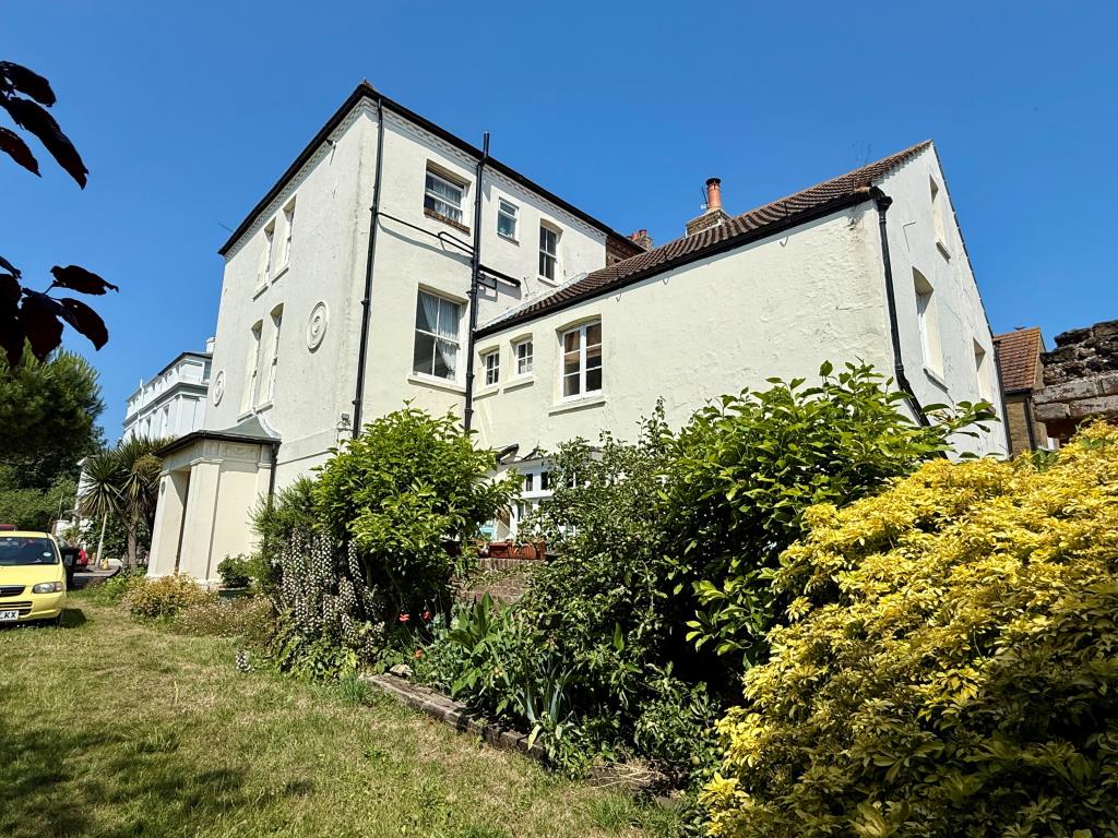 Lot: 149 - FREEHOLD INVESTMENT INCLUDING VACANT FLAT - Rear of freehold block